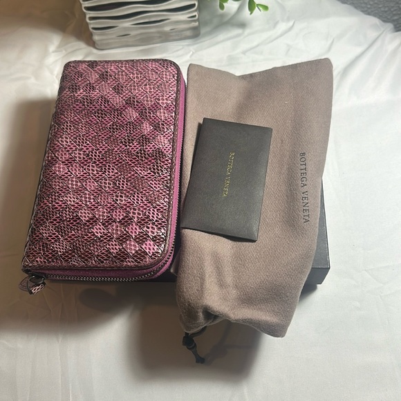 Authentic Bottega Veneta Zippy Wallet, a lovely wallet in excellent condition - Picture 3 of 15